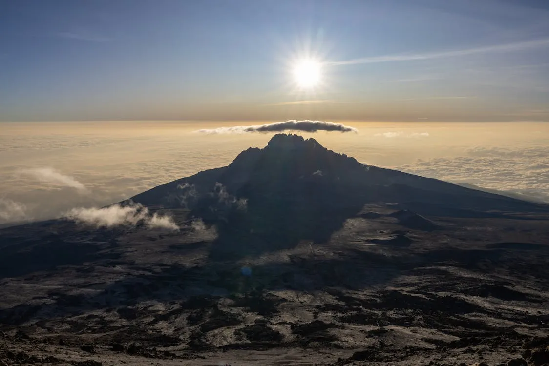 Día 8 - Ascenso a Uhuru Peak – Descenso al Campamento Mweka (3,100 m)