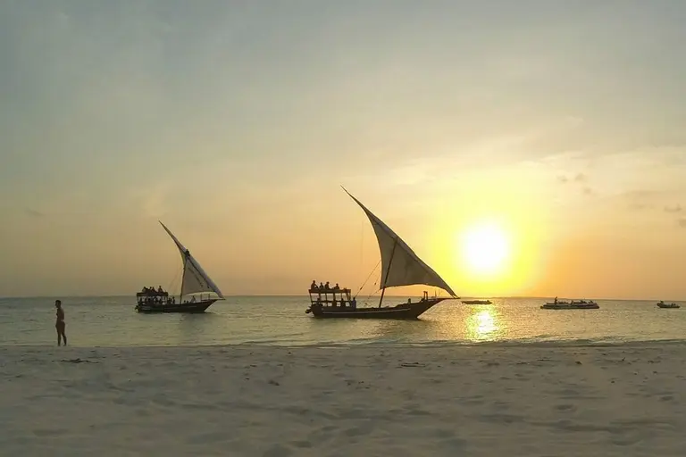 Día 4 - Navegación en dhow tradicional con cena al atardecer